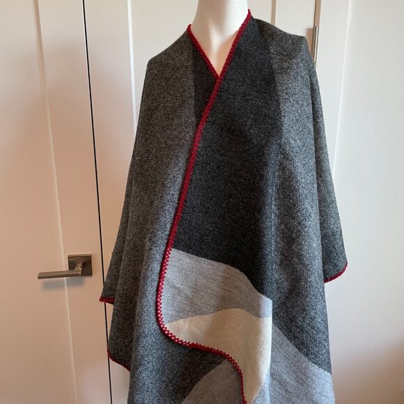 Roots Cozy 100% Acrylic Oversize Poncho/Cape Black Grey Cream Red Trim OS NWOT - Picture 3 of 13